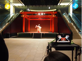 東京国際線エアーターミナル出国ロビーにて「桜」が放映