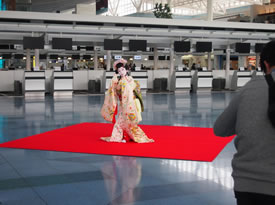 東京国際線エアーターミナル出国ロビーにて「桜」が放映