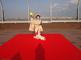 東京国際線エアーターミナル出国ロビーにて「桜」が放映