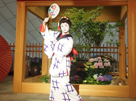 東京国際線エアーターミナル出国ロビーにて「桜」が放映